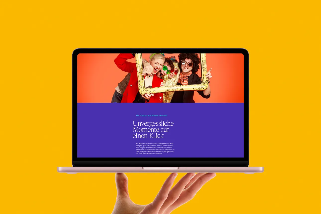 Festbox-Website auf einem Laptop mit Fotobox-Gruppenbild und Headline „Unvergessliche Momente auf einen Klick“